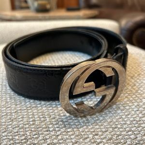 Men’s GG Gucci belt.
